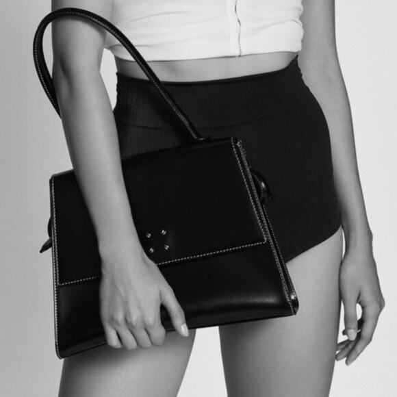 Vasic $350+ Large Bee Black Handle Leather Shoulder Bag - Picture 5 of 16